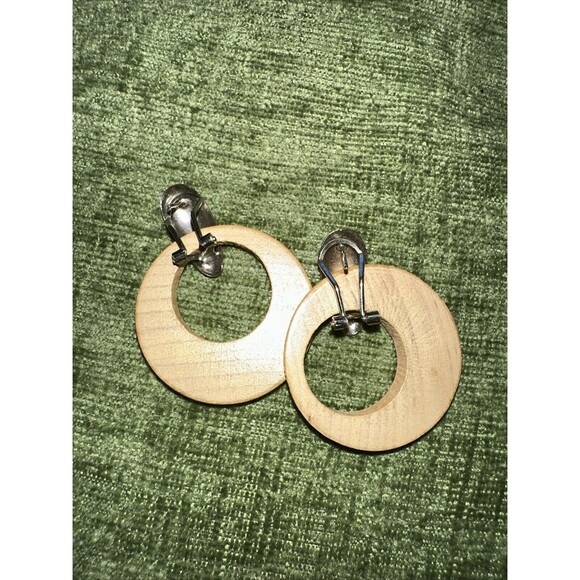 Lot Of 6 Vintage Clip On Earrings Metal Wood Variety Of Styles 1 Pair Are Post - Picture 8 of 15